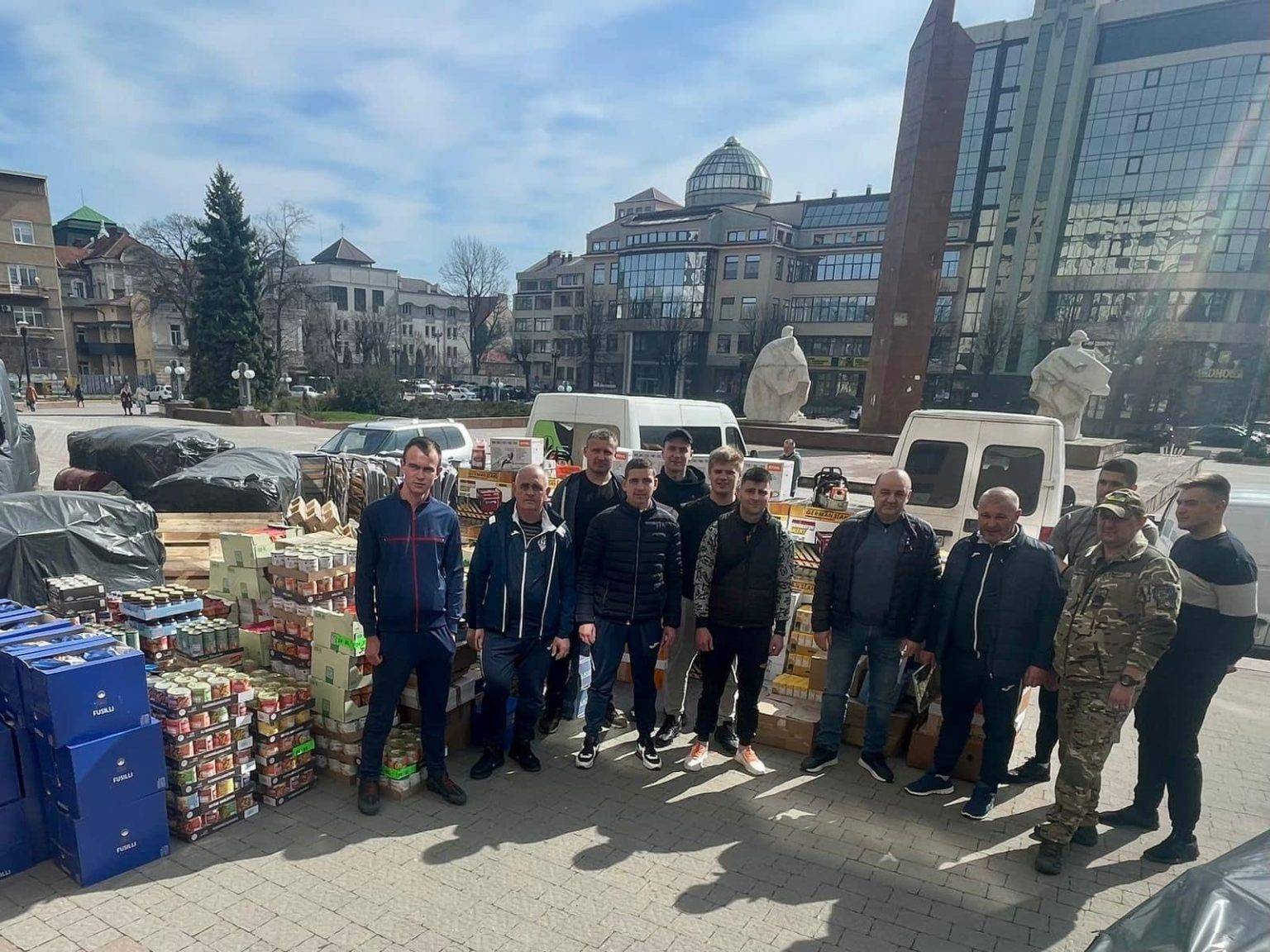 Руслан Савчук передав для військових генератори, бензопили, продукти та засоби гігієни