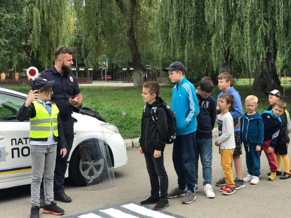 поліцейські навчають наймолодших жителів Франківська правилам безпеки,патрульна поліція івано-франківськ,гончаренко центр