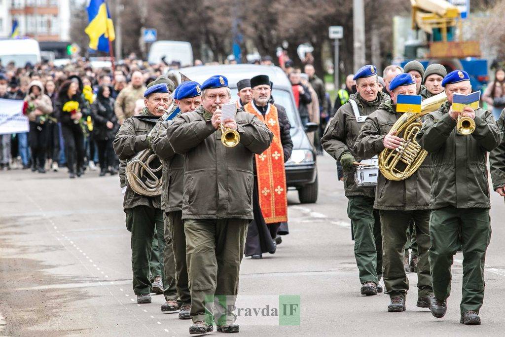 У Франківську сотні людей зі сльозами та на колінах попрощалися з Героєм Віталієм Меріновим ФОТОРЕПОРТАЖ