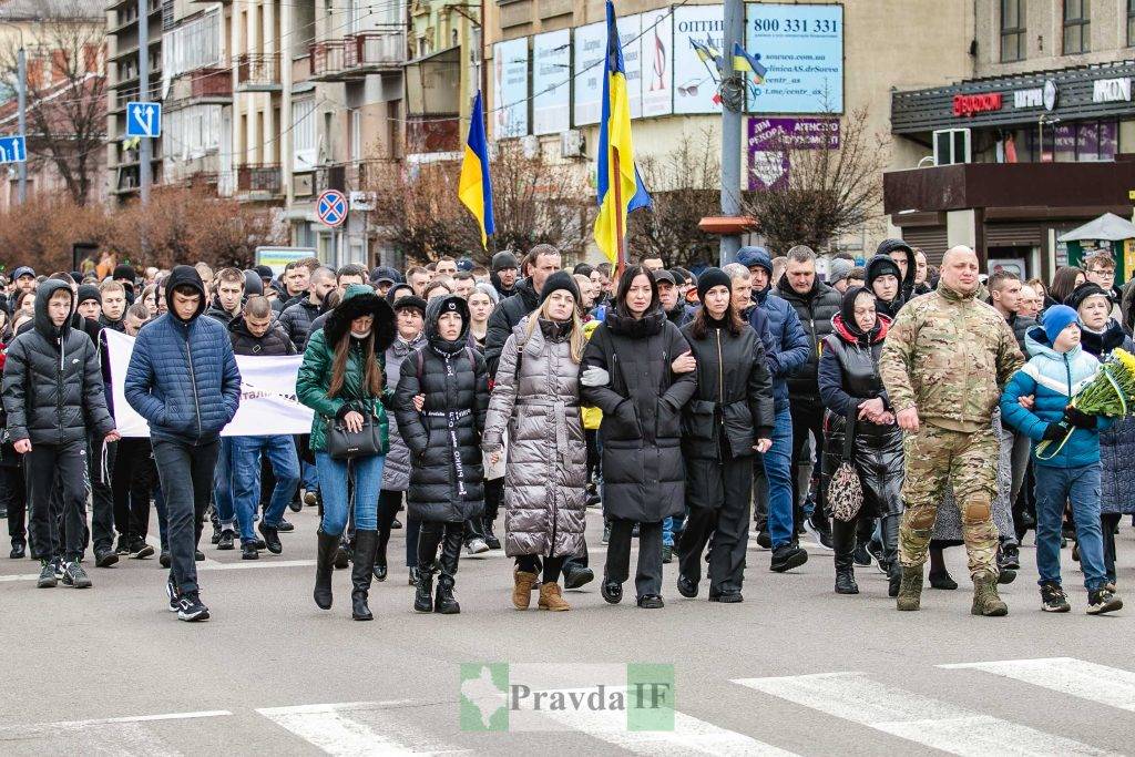 У Франківську сотні людей зі сльозами та на колінах попрощалися з Героєм Віталієм Меріновим ФОТОРЕПОРТАЖ