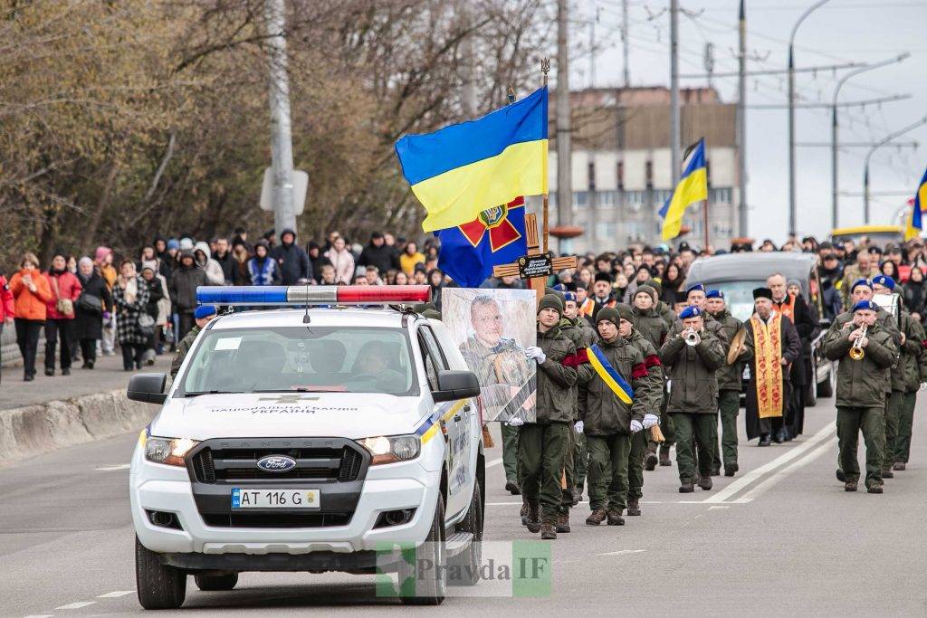 У Франківську сотні людей зі сльозами та на колінах попрощалися з Героєм Віталієм Меріновим ФОТОРЕПОРТАЖ