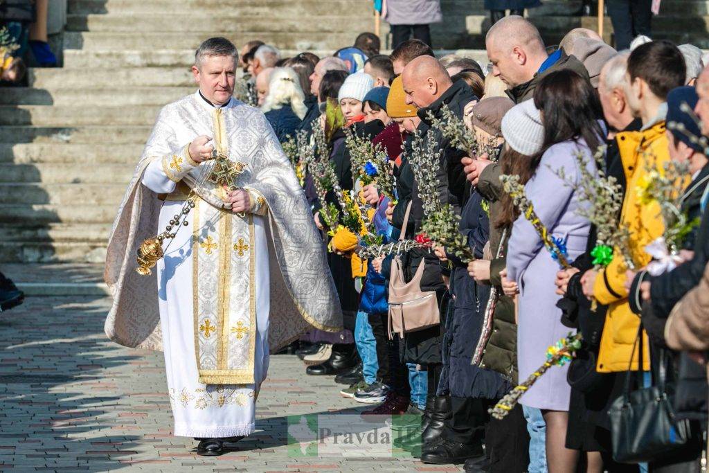 у Вербну неділю,освячення шутки,освячення верби івано-франківськ