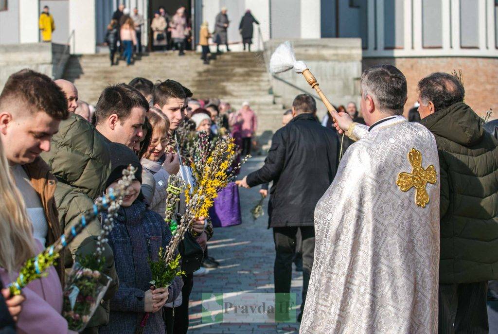 у Вербну неділю,освячення шутки,освячення верби івано-франківськ