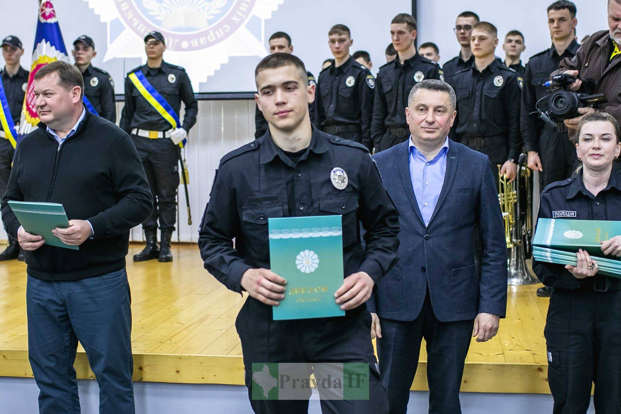 Відбувся перший випуск курсантів Луганського університету внутрішніх справ,курсанти мвс,війна в україні