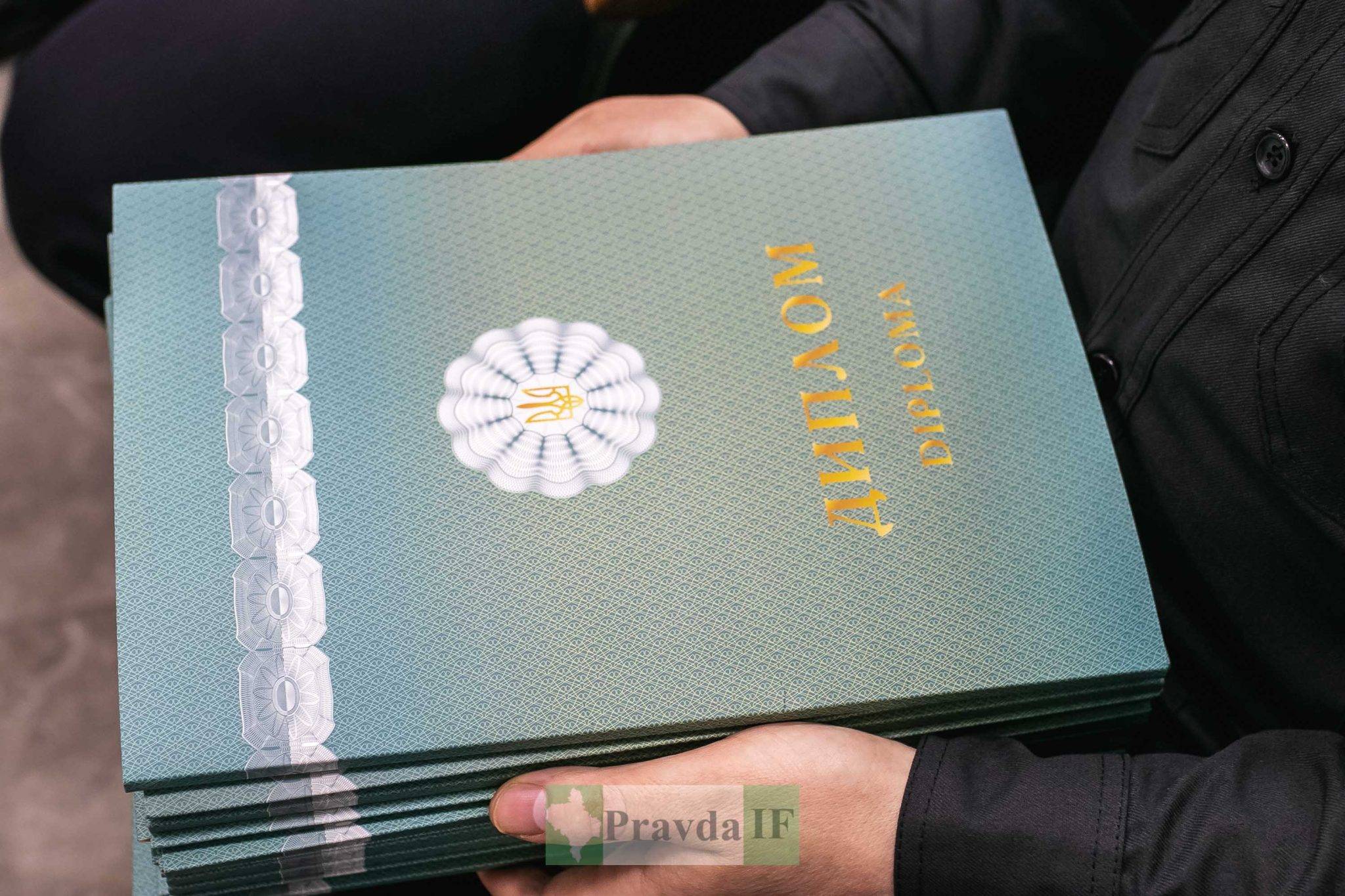 Відбувся перший випуск курсантів Луганського університету внутрішніх справ,курсанти мвс,війна в україні