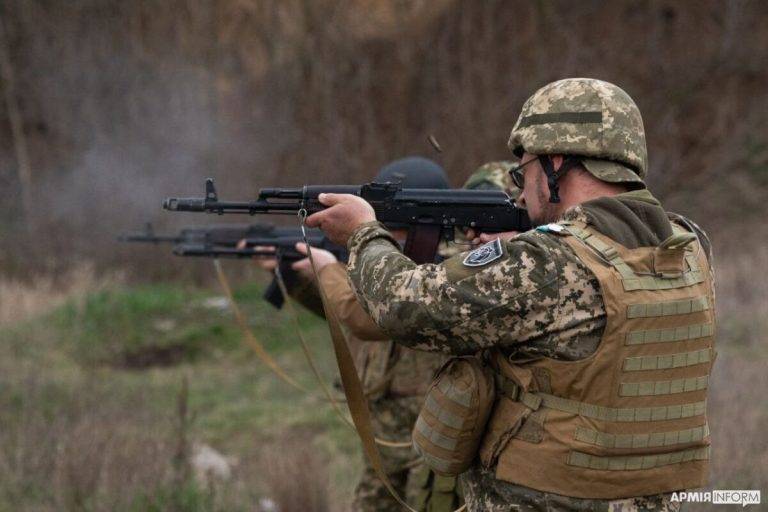 Аби краще нищити ворога: на Запоріжжі прикарпатські тероборонівці тренуються у влучності