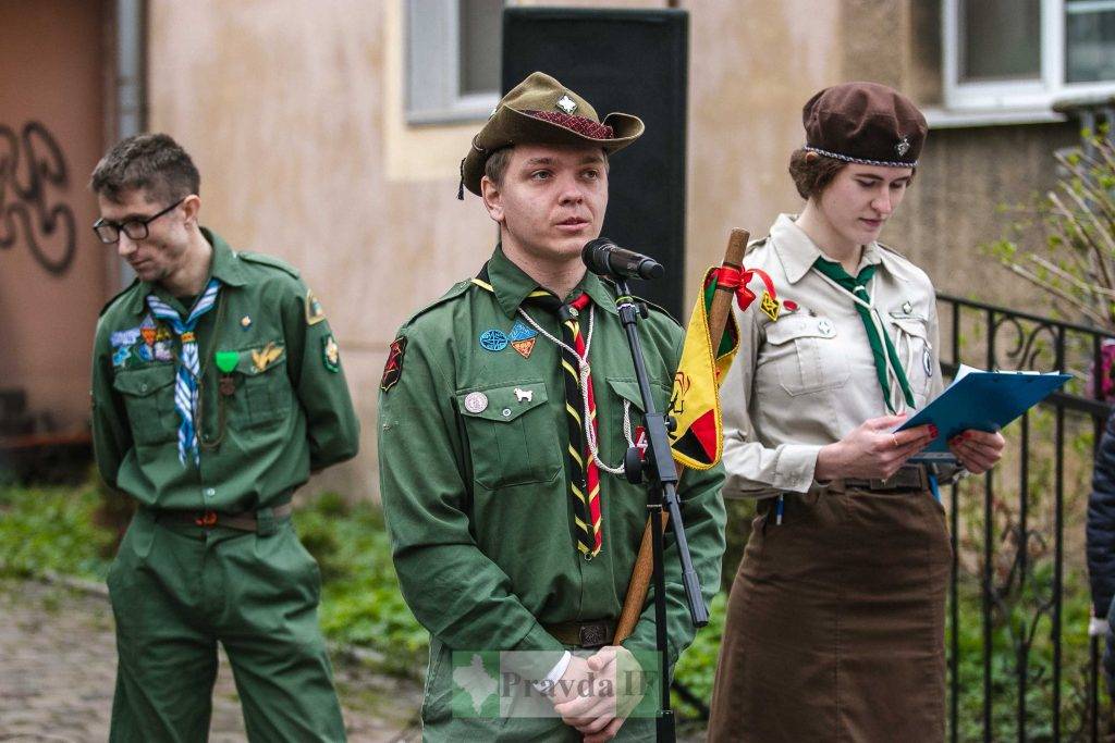 У Івано-Франківську відкрили пам'ятну дошку відомому пластуну Назарію Лугарєву