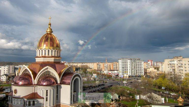 У Франківську під час освячення великодніх кошиків з'явилася веселка ФОТО