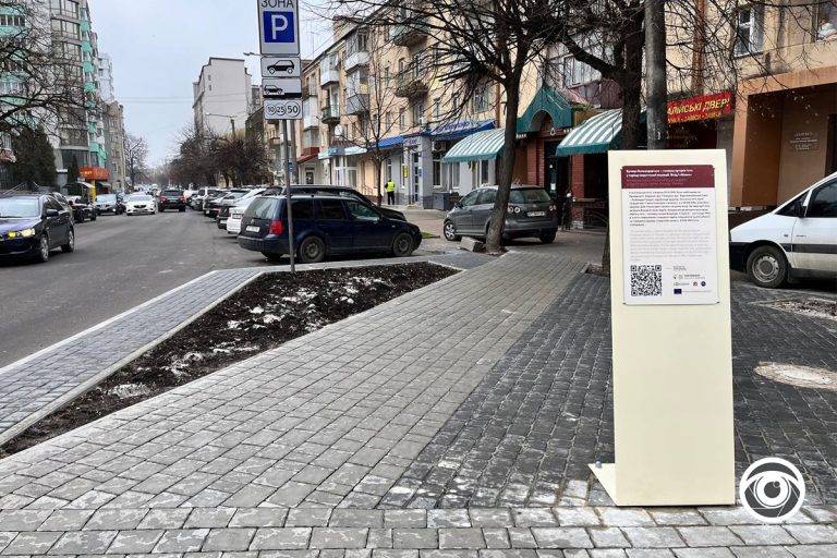 На Бельведерській встановили стенд на місці входу в колишнє Станіславське гето