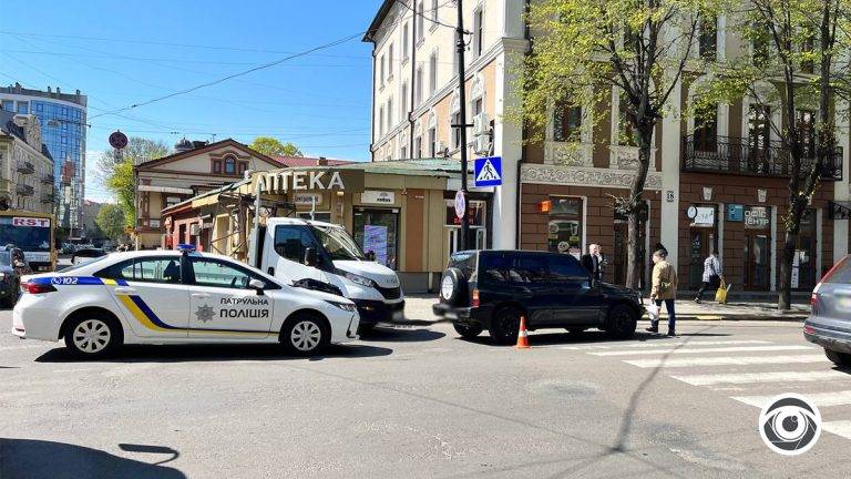 В середмісті Франківська не розминулись вантажівка та легковик. ФОТО