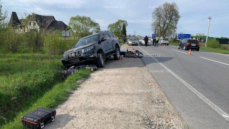 Біля Франківська сталась потужна автотроща: за попередньою інформацією загинув водій мотоцикла