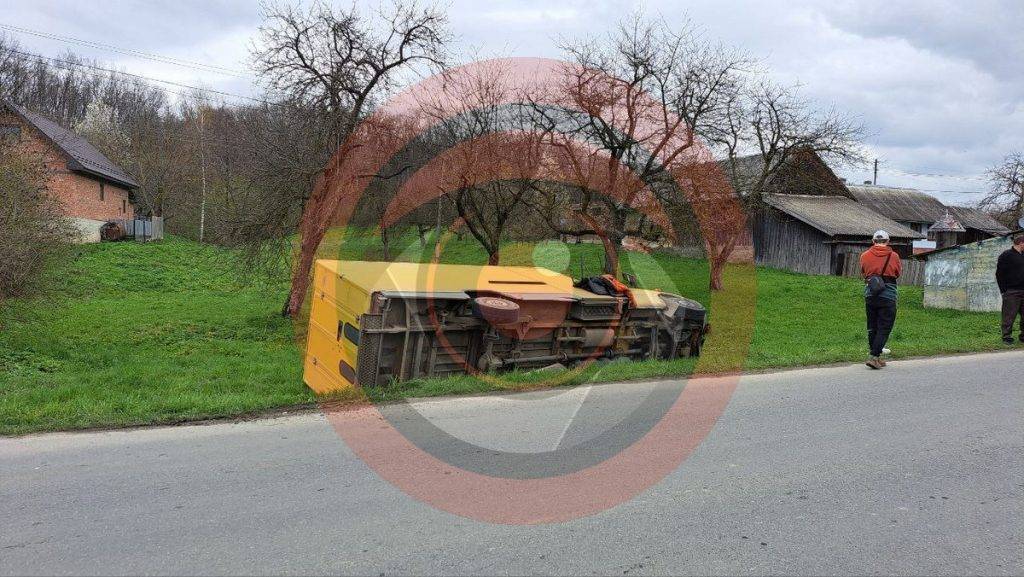 На Коломийщині вантажівка злетіла з дороги і перекинулась. ФОТО