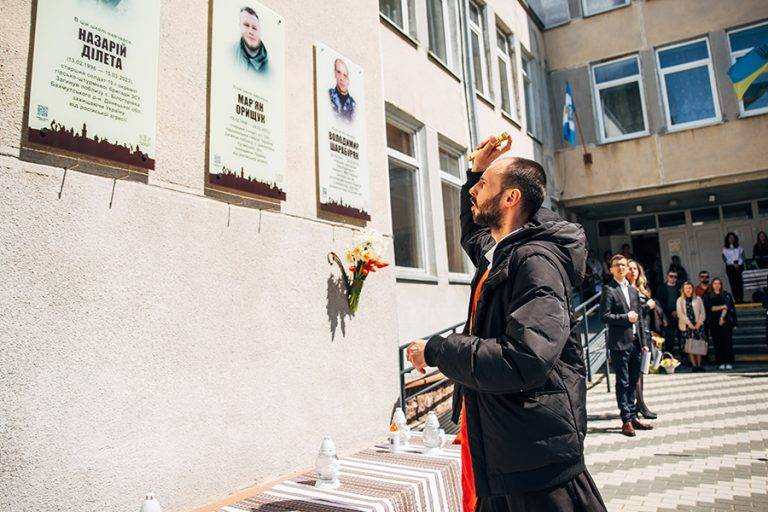 У Франківську відкрили памʼятну дошку загиблому нацгвардійцю Мар'яну Орищуку