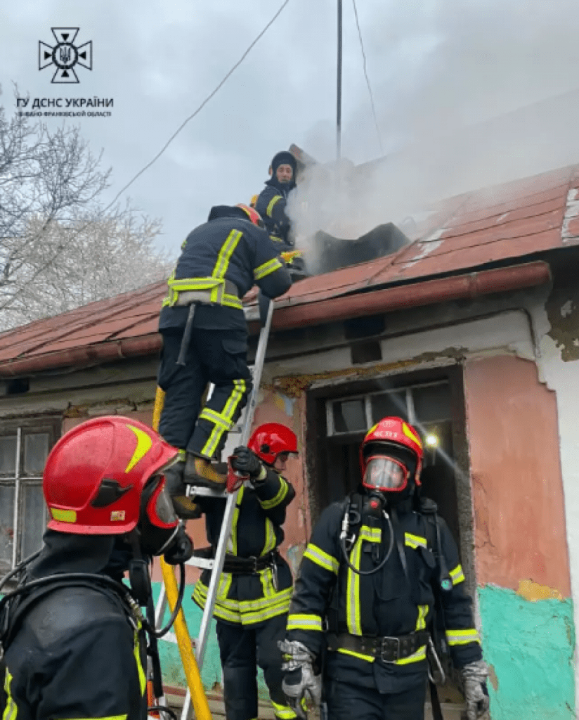 У селі неподалік Франківська горіла закинута будівля