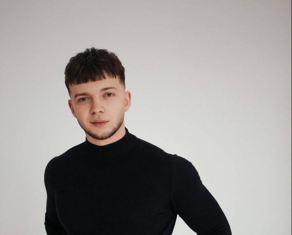 «Наша пісня повернулась додому»: Сергій Лазановський | RIDNYI переспівав «В саду осіннім айстри білі», яку роками вважали «російською народною»