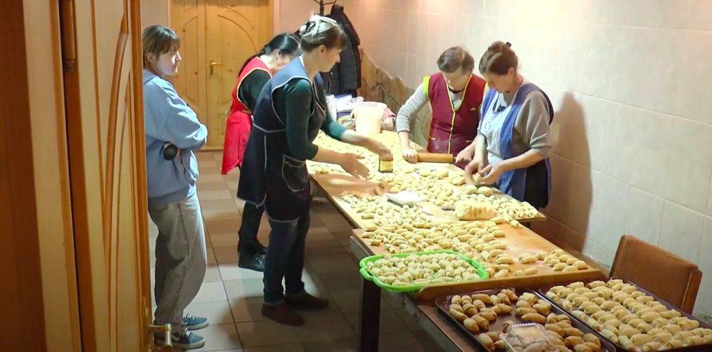 Парафіянки церкви на Майзлях печуть печиво, аби допомогти ЗСУ