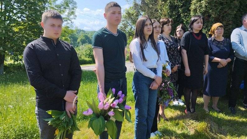 На Франківщині відкрили пам'ятний знак та анотаційну дошку бійцю Василю Матійчуку