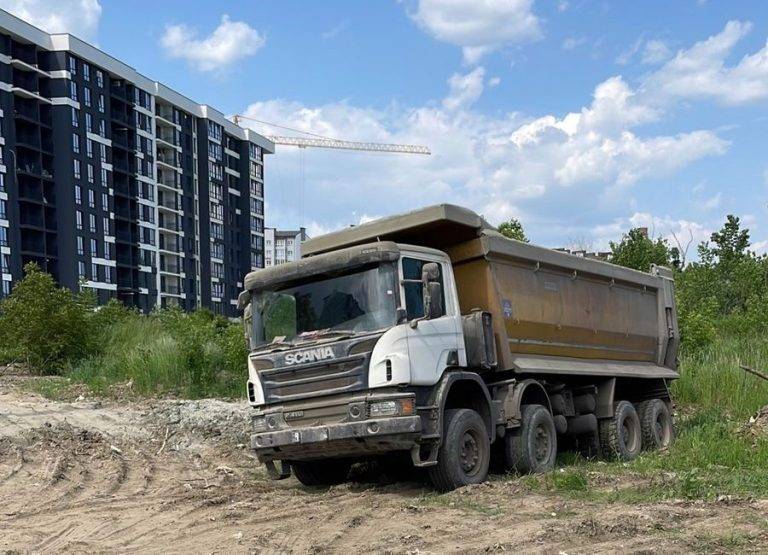 Еконінспектори та поліція упіймали на березі франківської Бистриці водії вантажівок, які висипали там будівельне сміття