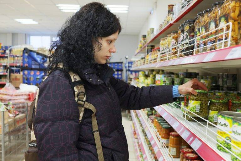 Українці стали менше витрачати на продукти харчування та розваги, частіше шукають акційні пропозиції та бонусні програми: результати дослідження Deshevshe в Україні