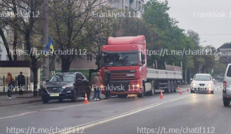 У Франківську біля "Велмарту" трапилася ДТП за участю вантажівки