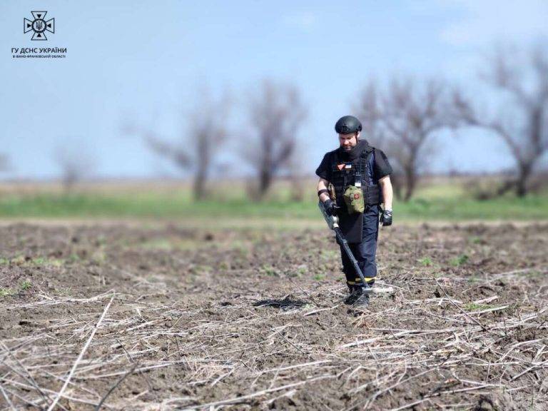 Піротехніки Прикарпаття розміновують деокуповані території Миколаївщини. ФОТО