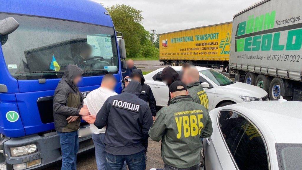 Прикарпатець намагався підкупити прикордонника, щоб той випустив за кордон двох чоловіків