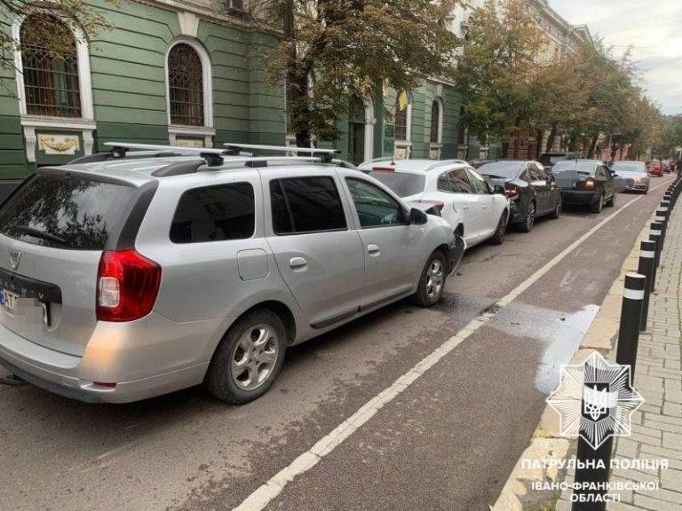 На вулиці Грушевського планують прибрати місця для паркування