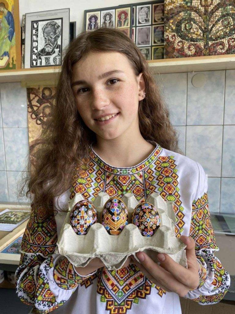 Школярка з Делятинщини перемогла в конкурсі народних ремесел “Україна – єдина”