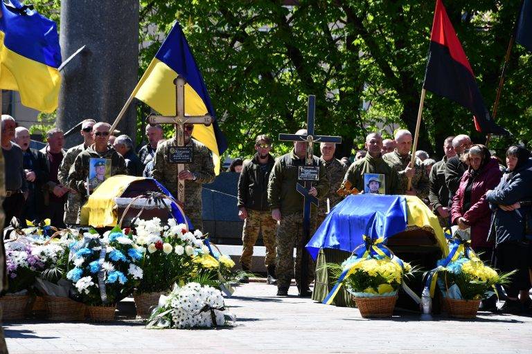 Дві родини краю оповиті невимовним горем. Сум і сльози в очах краян. Кортежі з загиблими українськими захисниками зустрічала багатолюдна площа у Рогатині.