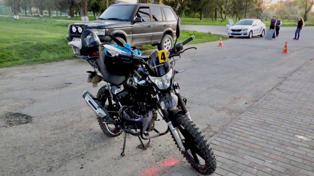 На Коломийщині мотоцикліст на швидкості влетів у припарковане авто: не обійшлося без постраждалих