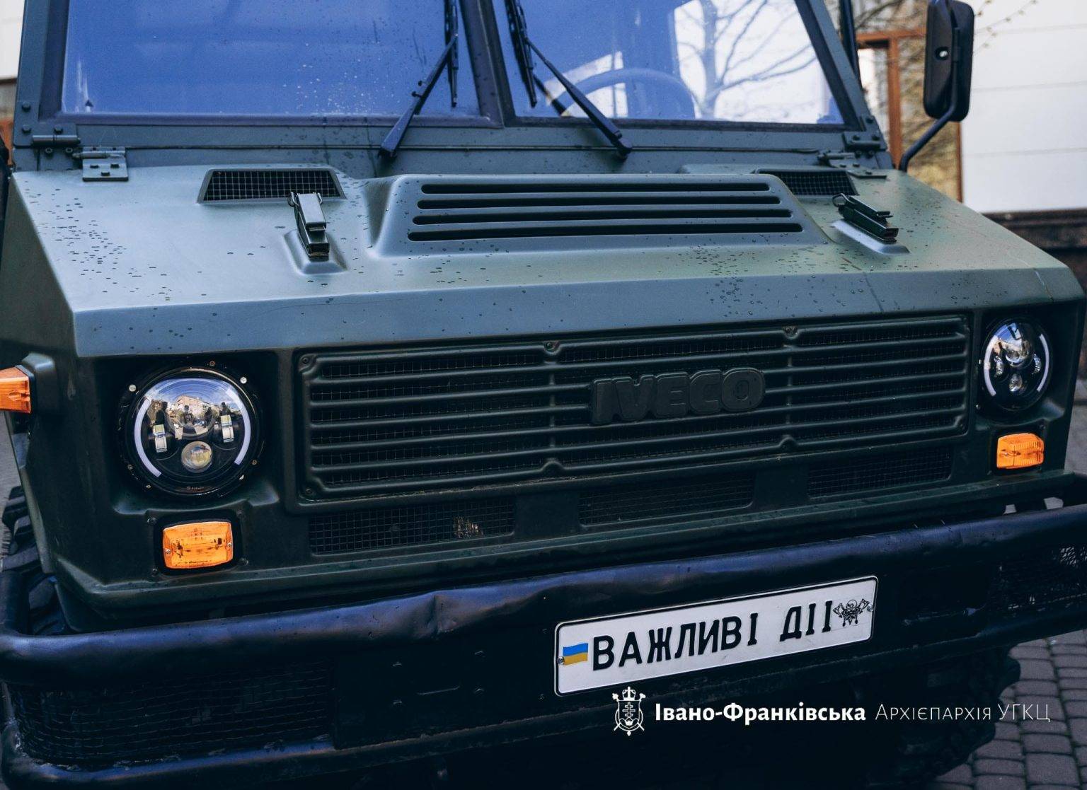 З Франківська на фронт передали два службових автомобілі. ФОТО