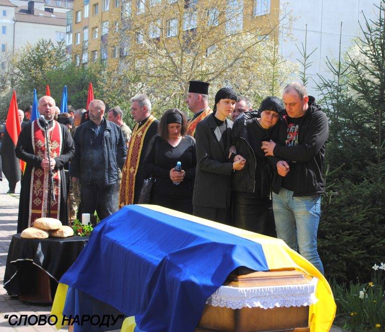 Солотвинська громада зустріла тіло молодого Героя Богдана Овчаренка