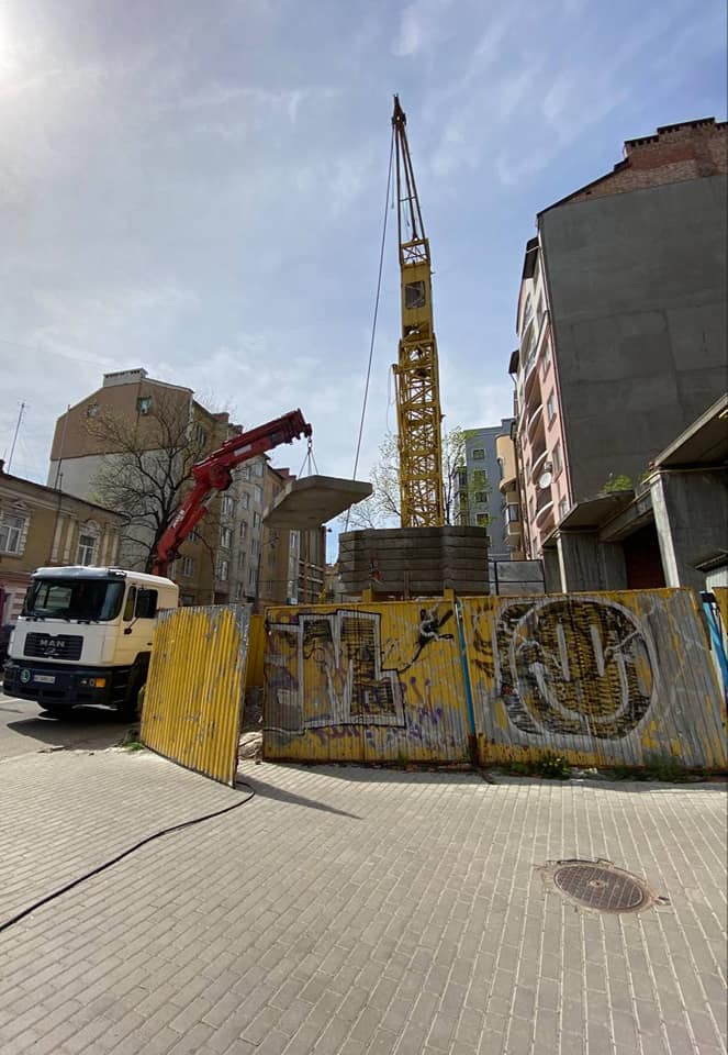 У Франківську врешті завершать демонтаж аварійного будівельного крану на Гаркуші