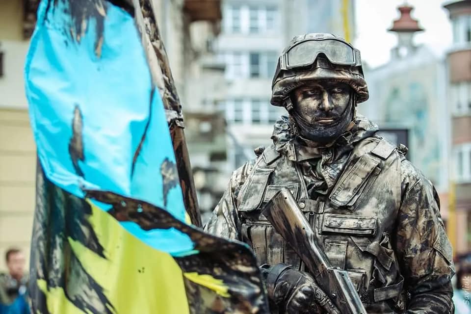 Франківські міми зібрали на День міста понад 21 тисячу гривень для ЗСУ
