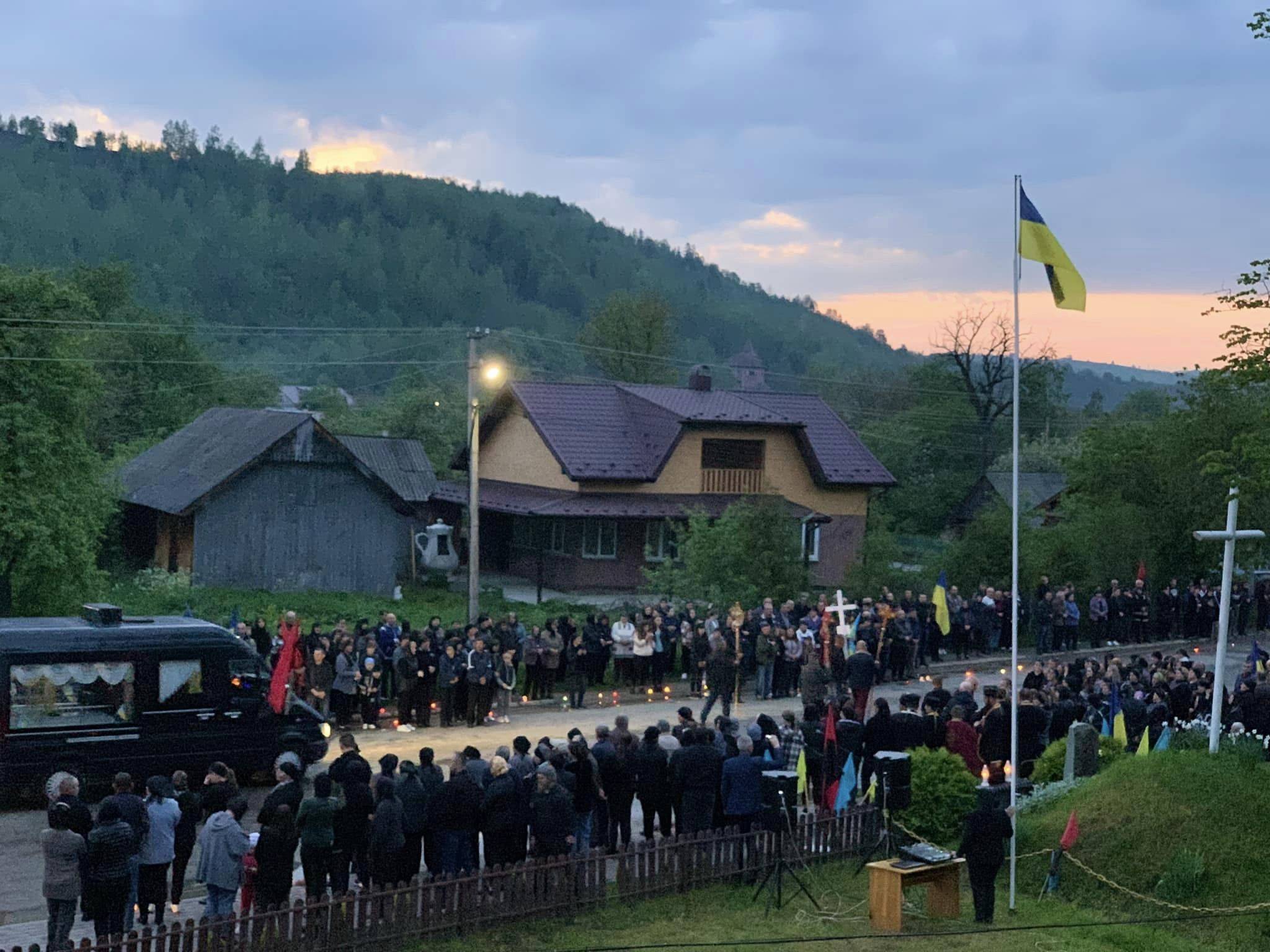 На Франківщині зустріли скорботний кортеж з тілом молодого бійця Ігоря Кириченка,прикарпатець загинув на війні,війна в україні