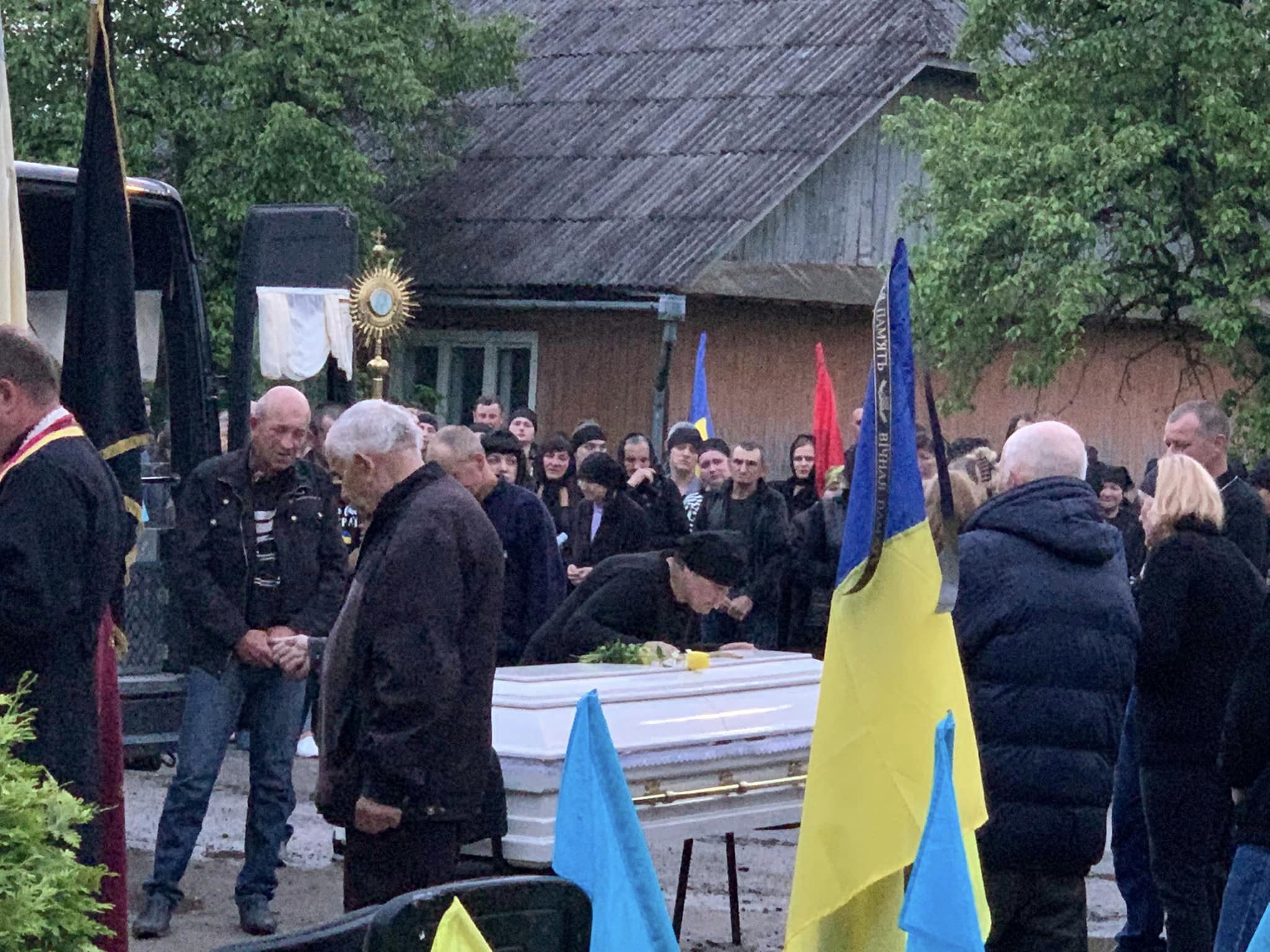 На Франківщині зустріли скорботний кортеж з тілом молодого бійця Ігоря Кириченка,прикарпатець загинув на війні,війна в україні