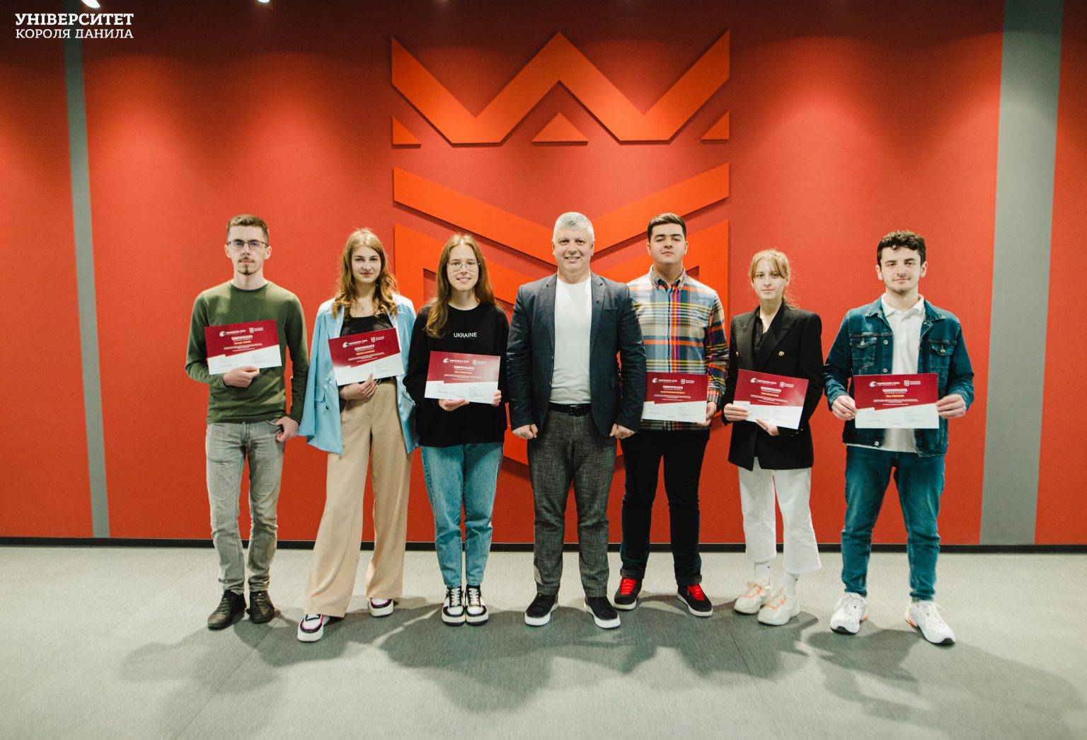 В умовах блекауту і з укриттів: студенти УКД завершили навчання у міжнародних освітніх програмах