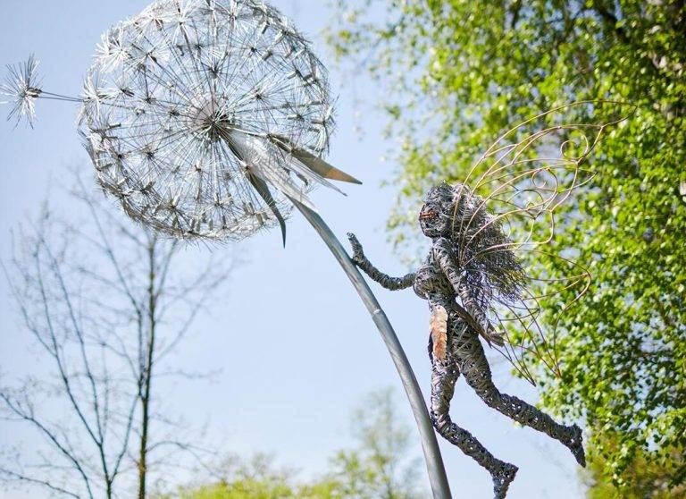 В Івано-Франківську в парку Шевченка з’явилась диво-фея та кульбаба. ФОТО