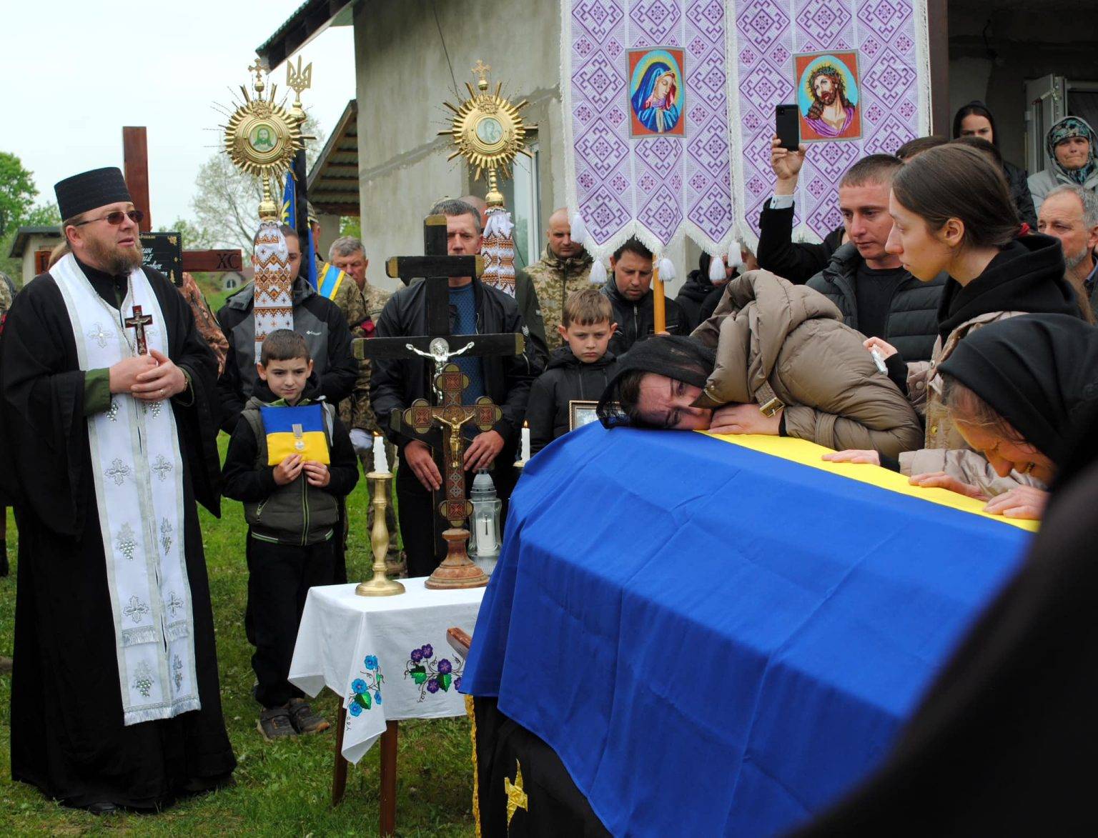 Мешканці Франківщини провели на вічний спочинок мужнього воїна Андрія Савчина