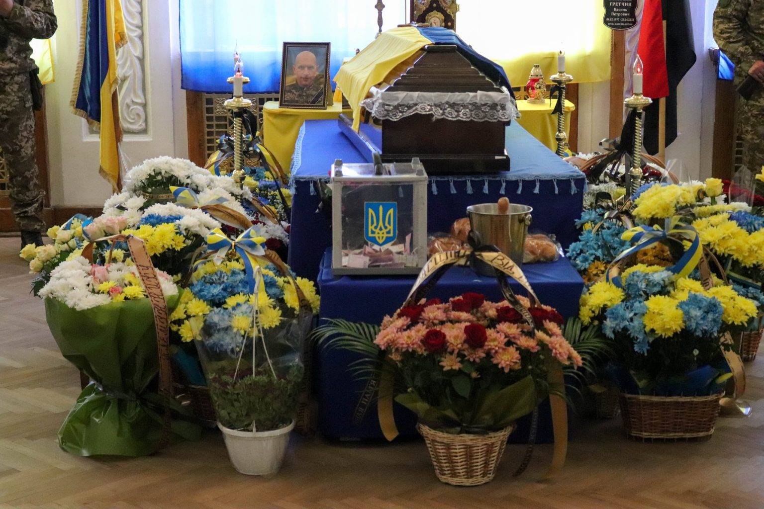 У Калуші провели в останню путь захисника України Василя Гретчина