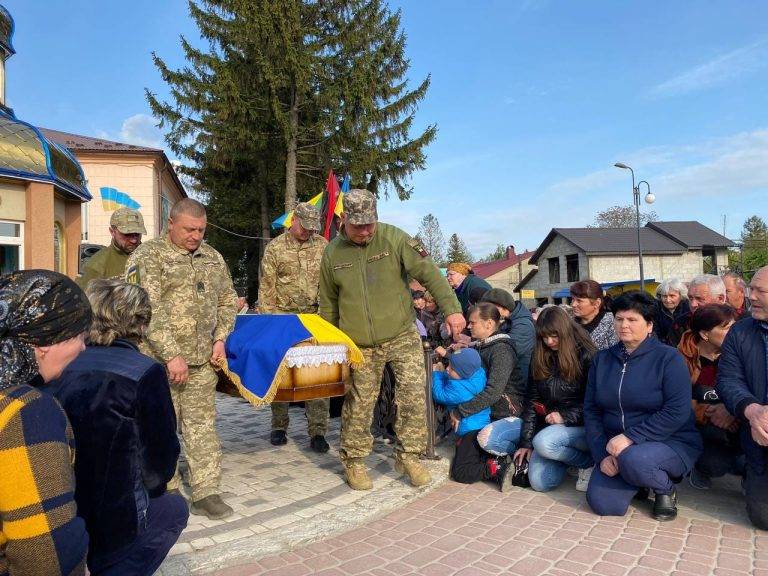 Городенківська громада зустріла на колінах тіло героя Богдана Бруса