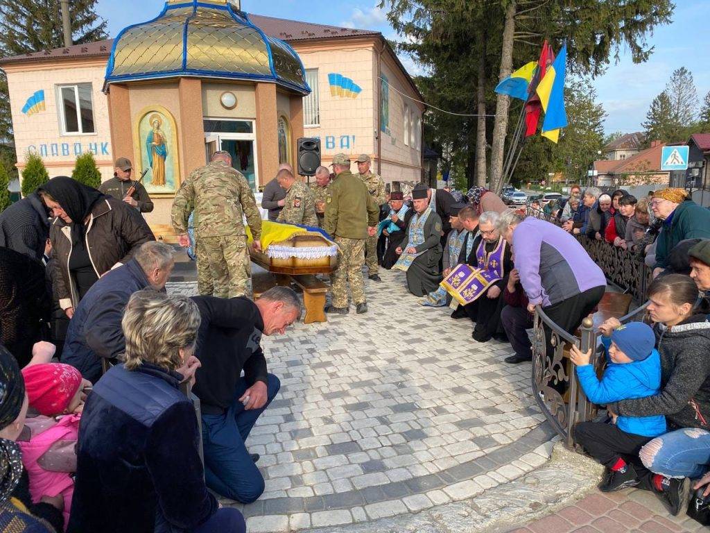 Городенківська громада зустріла на колінах тіло героя Богдана Бруса