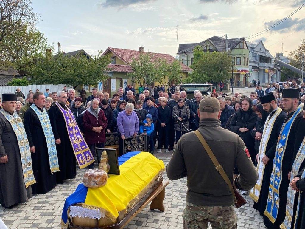 Городенківська громада зустріла на колінах тіло героя Богдана Бруса