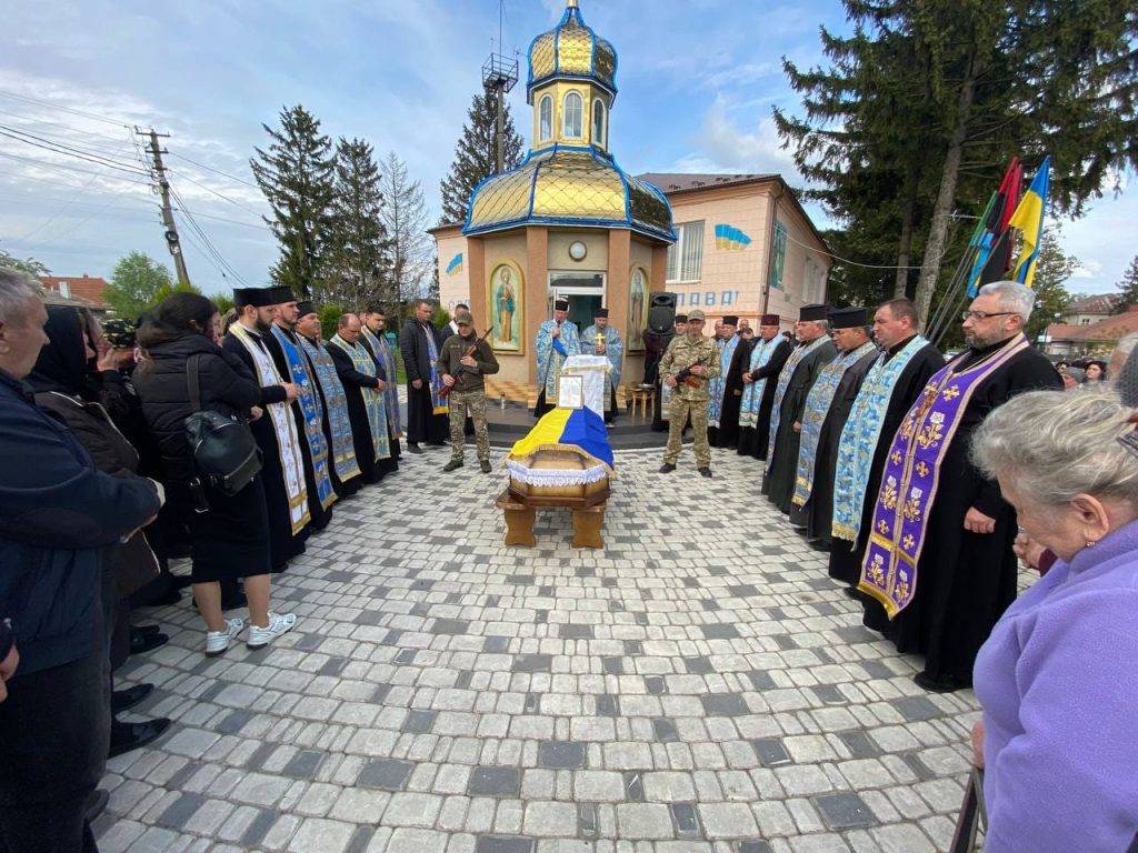 Городенківська громада зустріла на колінах тіло героя Богдана Бруса