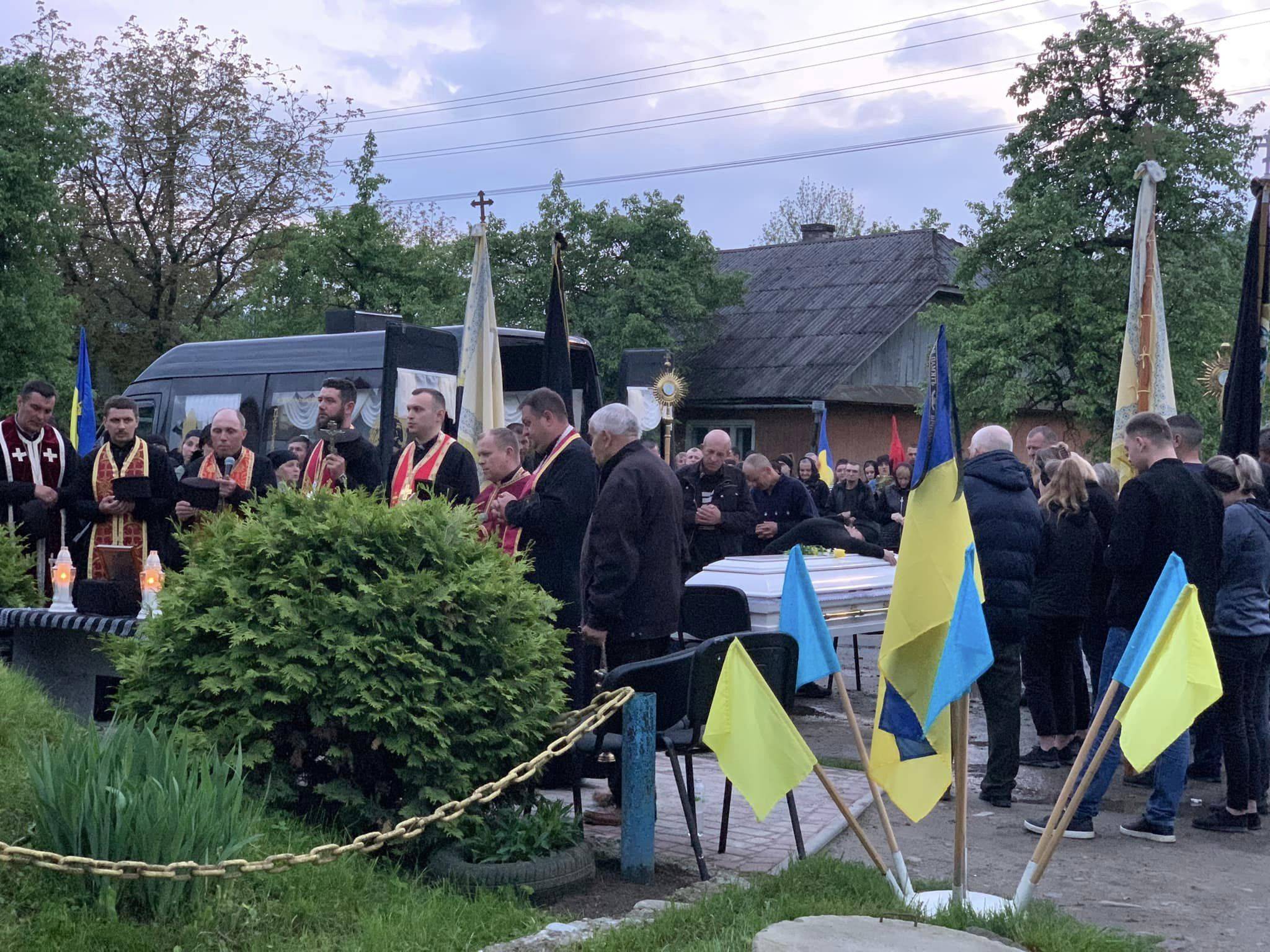 На Франківщині зустріли скорботний кортеж з тілом молодого бійця Ігоря Кириченка,прикарпатець загинув на війні,війна в україні