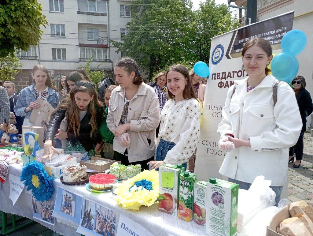 У Прикарпатському університеті студенти влаштували благодійний ярмарок, щоб придбати дрон для ЗСУ