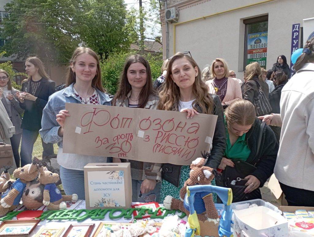 У Прикарпатському університеті студенти влаштували благодійний ярмарок, щоб придбати дрон для ЗСУ