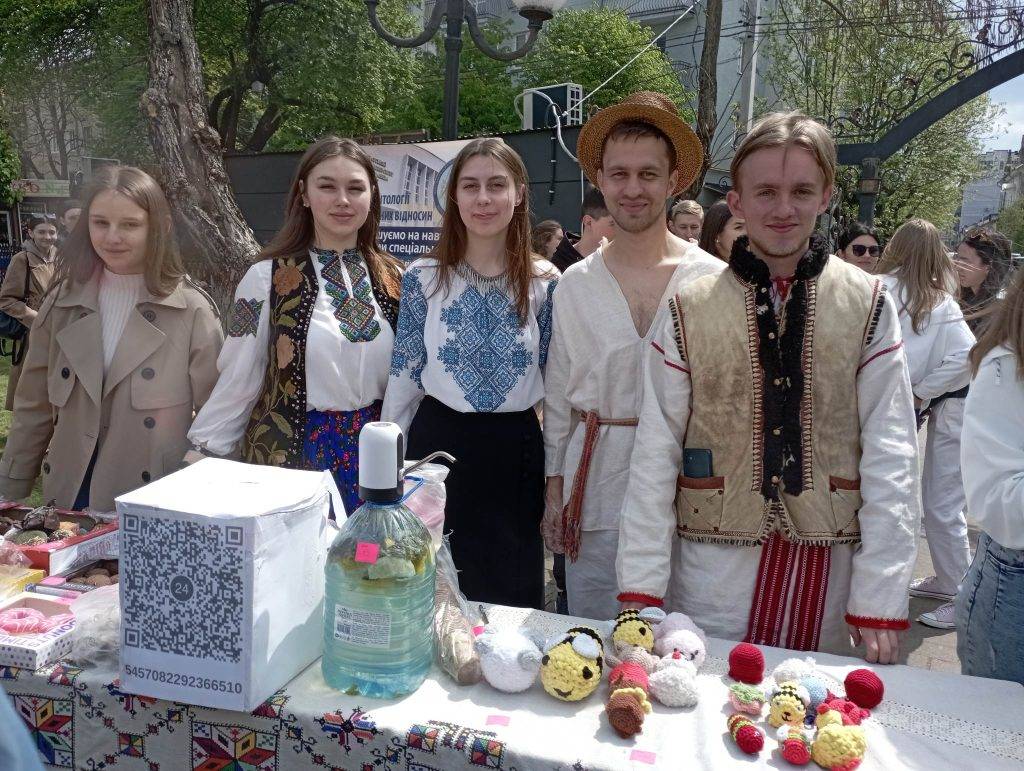У Прикарпатському університеті студенти влаштували благодійний ярмарок, щоб придбати дрон для ЗСУ
