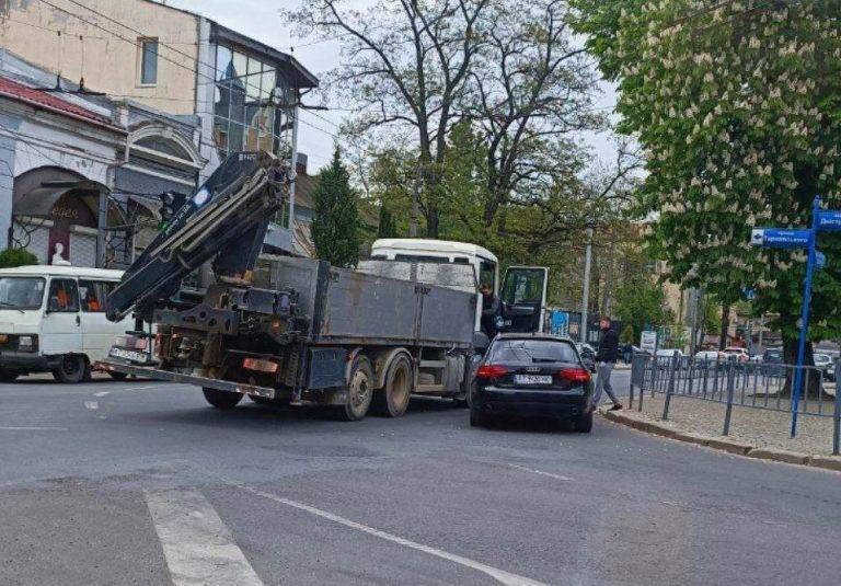 Ранкова ДТП ускладнила рух транспорту в середмісті Івано-Франківська