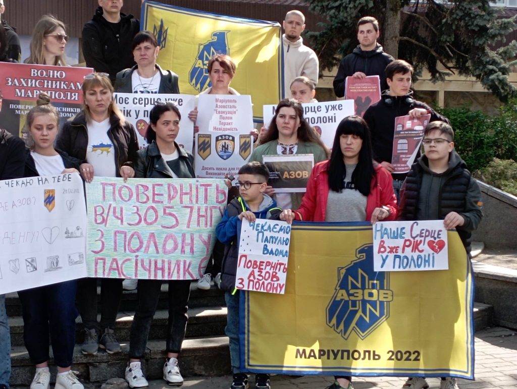 "Нагадування про полонених": у Франківську провели акцію до річниці виходу захисників з Азовсталі. ФОТО